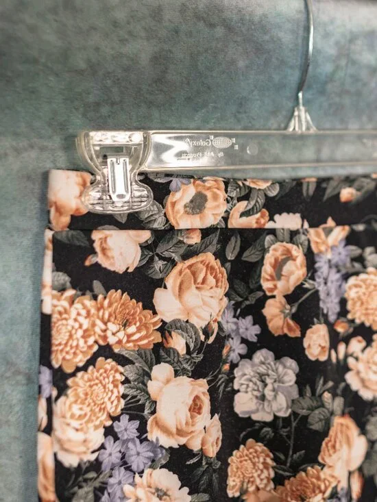 Forever 21 2010s Black and Floral Stretchy Zip Pencil Skirt - Size Small - Picture 2 of 6